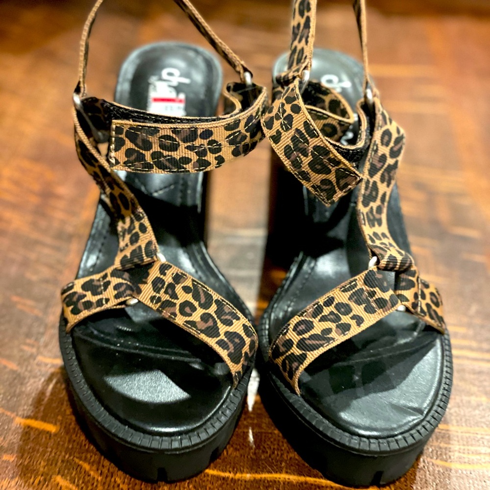 New and never worn. The spot you see on the bottom is from the tag.